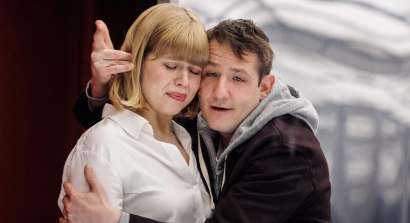 Zenés-fantasztikus szatíra az egyre közelebbinek tűnő jövőről a Vígszínházban