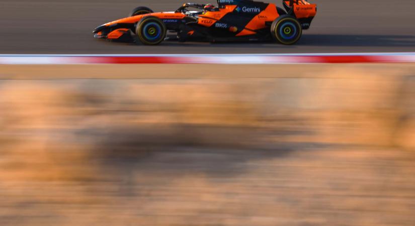 Piastri vette át a vezetést Melbourne-ben, begyorsultak a Mercedesek is