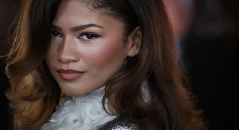 Zendaya nappalijában ez az egyetlen bútor viszi a show-t – a zöld kanapé, ami most trendet indított