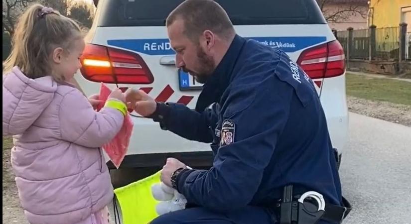 Különleges „rajtaütés” Ácson: rendőrök vitték el a négyéves kislányt videó