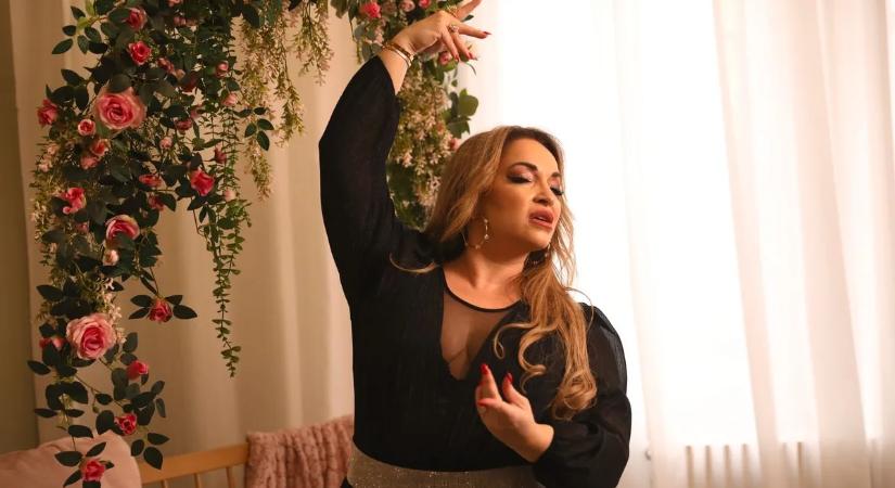 Kiderült ki áll a titkos rózsacsokrok mögött – újabb fordulat Völgyi Zsuzsi romantikus hódolójáról