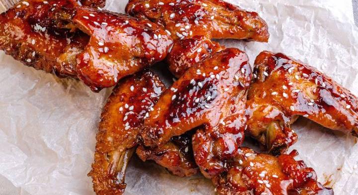 Ragacsos, csípős sült csirkeszárny: gyors és ínycsiklandó recept