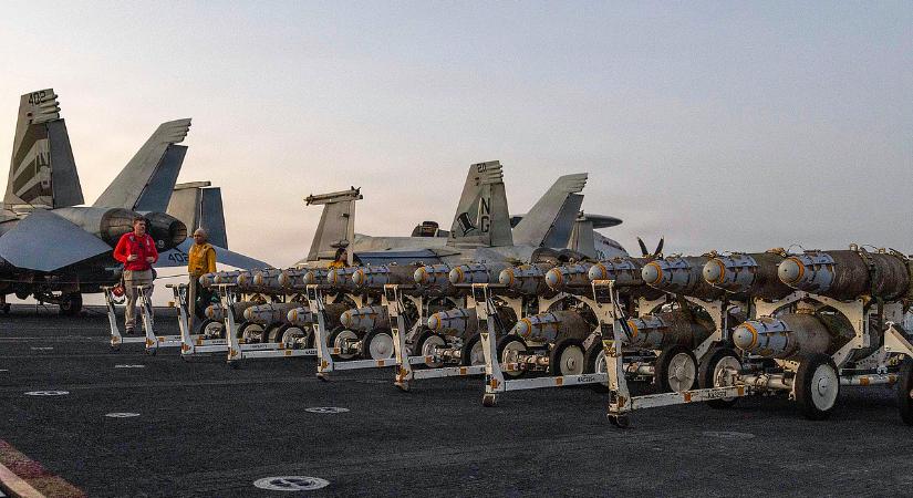 Szanaszéjjel lőtte Amerika az iráni hajókat, egy drónszállítót is likvidáltak