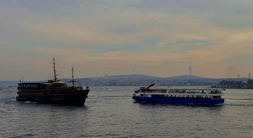 Mintegy 35 000 ember rekedt a hajókon a Perzsa-öbölben