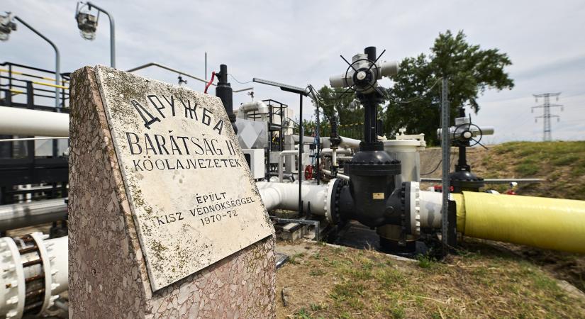 Süddeutsche: Orbán uniós érdekeket ad fel az orosz olajért, és a lakosság sem profitál belőle