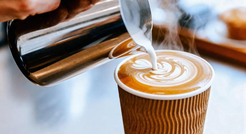 Miért tilos délután sok tejjel inni a kávét? Itt az igazság