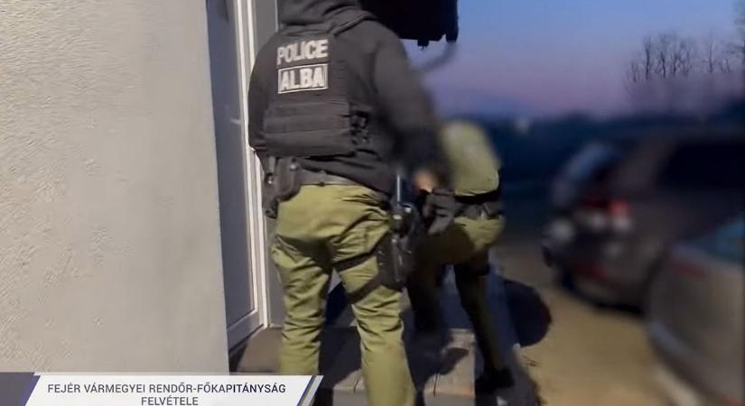 Apa-fia páros tartotta rettegésben Fehérvárt: így fogták el az aljas duót! (videó)