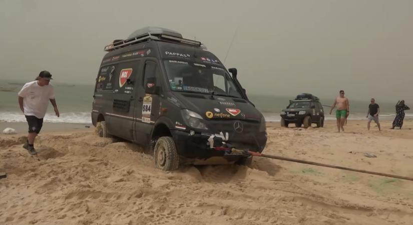 Tankcsapda kalandjai a Bamako-rallyn: majdnem felborult a turnébusz Afrikában