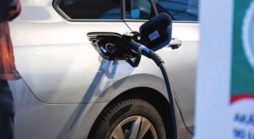 Kígyózó sorok a tankolásnál – ezt tapasztalta megdöbbent olvasónk