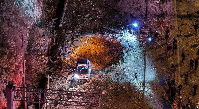 Rakéta csapódott a villanyautó mellé, centiken múlt az utasok élete