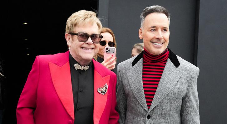 Londoni múzeumban állították ki Elton Johnék friss családi képét, óriásit nőttek tinédzser fiai