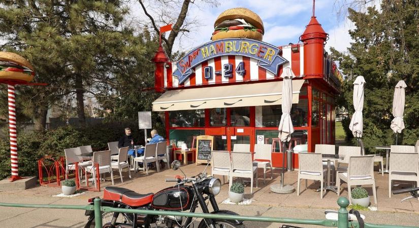 Több mint 40 hamburger és 37 év története – ünnepel a szegedi Super Hamburger