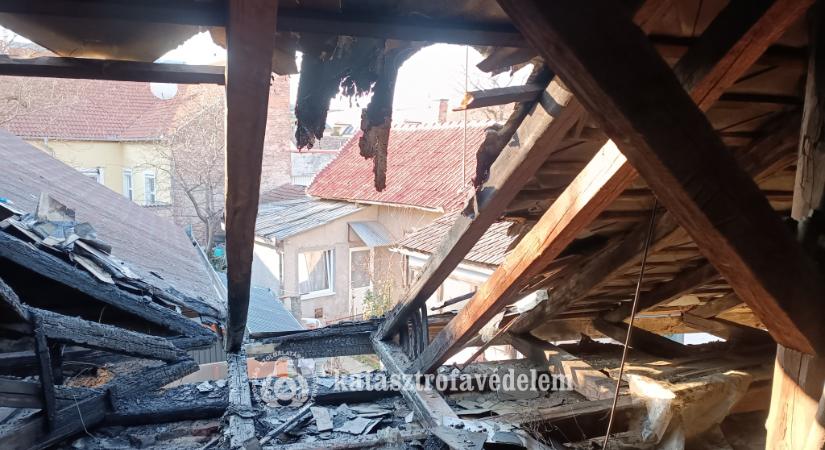 Kigyulladt a zsindelyezett tető Debrecenben