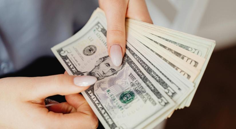 A Nemzeti Bank új történelmi csúcsra emelte az amerikai dollár árfolyamát