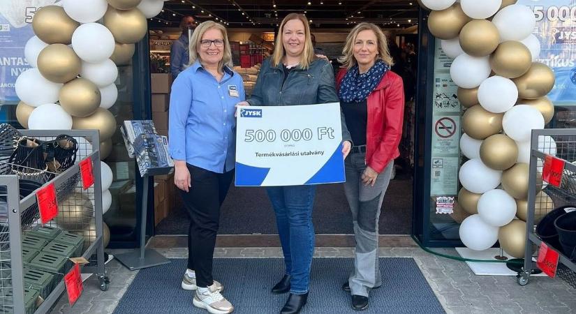 Nagy öröm a Jyskben: félmillió forintos adomány érkezett Komáromba