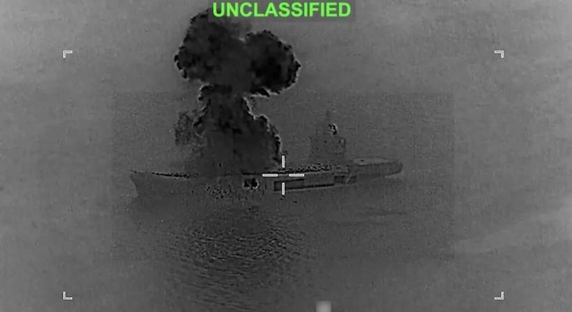 Lángokban egy iráni drónhordozó – videó