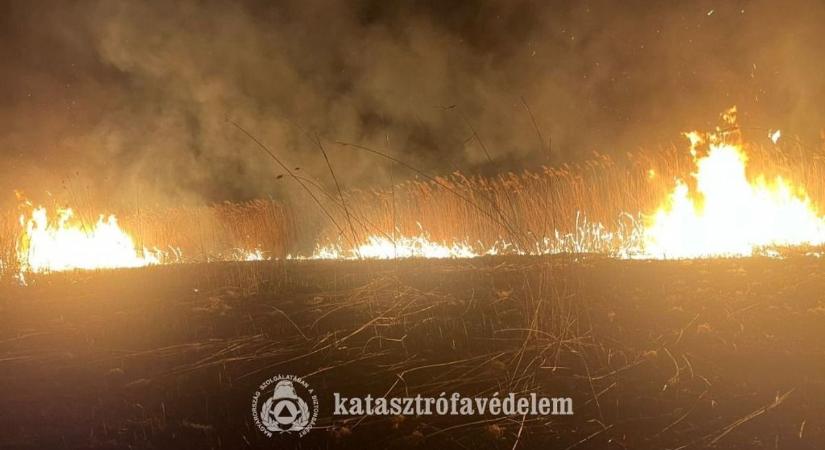 Lángok pusztítottak Szabolcsban: 15 hektár nádas égett, puttonyfecskendővel oltották el a tüzet