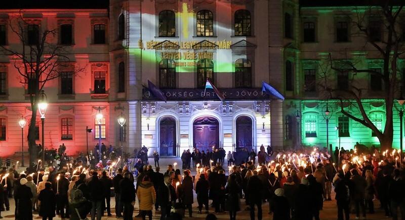 Kétszázan imádkoztak Magyarországért Kövér Lászlóval és Pajtók Gáborral együtt Egerben