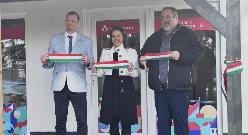 Turisták ezrei járnak ide – most teljesen megújult ez a balatoni Tourinform iroda