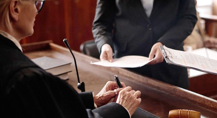 Bántalmazással vádolta a felügyelőket