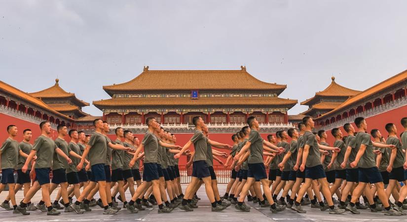 Évtizedekig tarthat a kínai gazdaság nagy fordulata: türelemre int a jegybanki tanácsadó