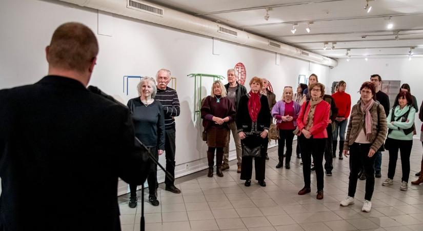 A város közepén – tárlat éppen a város közepén - sok fotóval és videóval