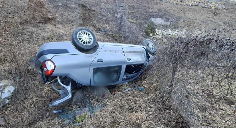 Kolozs megye: tíz méter mély szakadékba zuhant egy autó