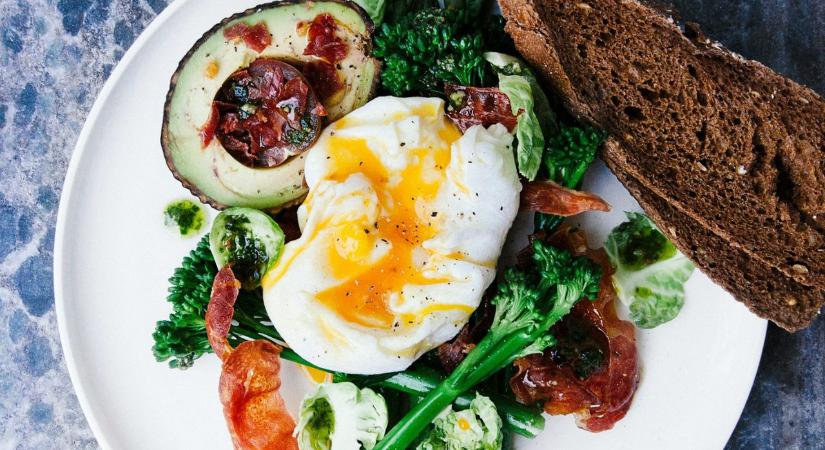 Mit egyél reggel 50 fölött: 7 étel, ami segít a hasi zsírpárnák leadásában