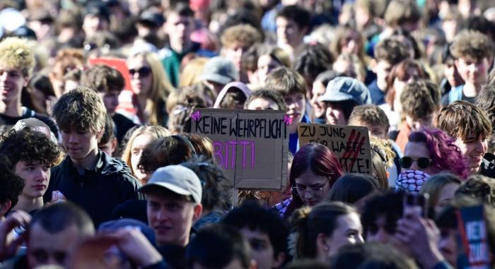 Németország-szerte tüntetnek a sorkatonaság ellen