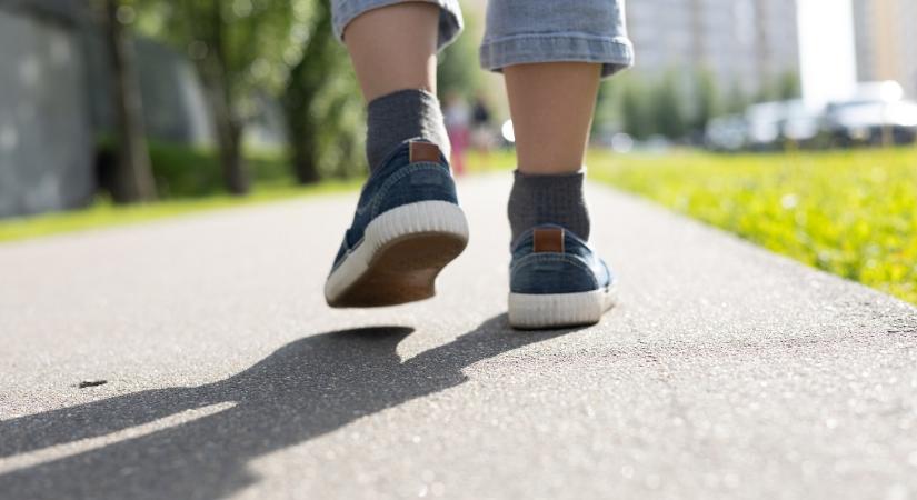 Egyedül sétálgatott egy 2 éves az utcán, rendőrök kísérték haza