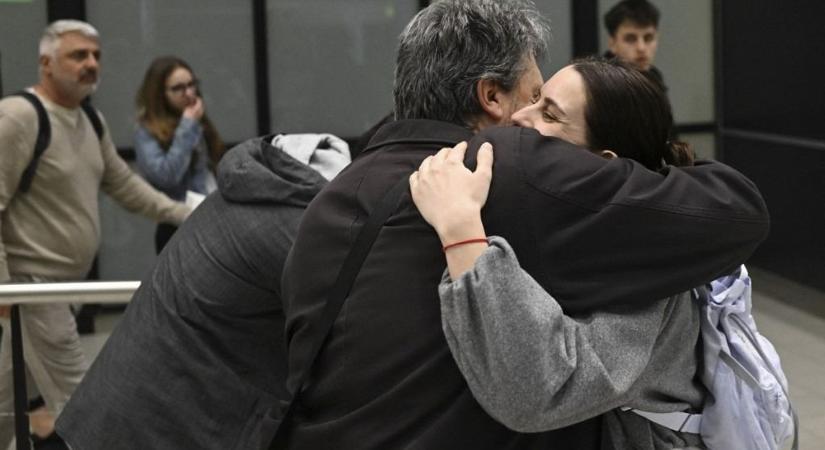 Így menekítik haza a magyarokat a Közel-Keletről: mentőjáratok érkeznek Dubaj felől