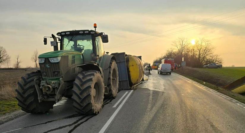 Úszott minden a hígított műtrágyában: borzalmas traktorbaleset okozott fennakadást