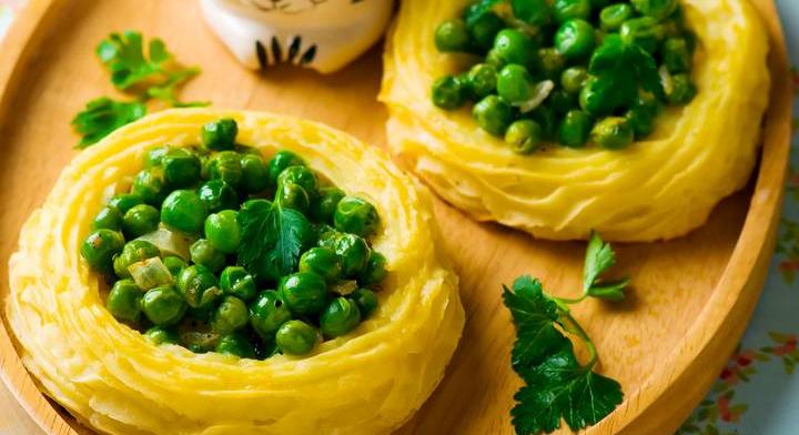 Burgonyafészek zöldborsóval töltve: maradék krumplipüréből új recept