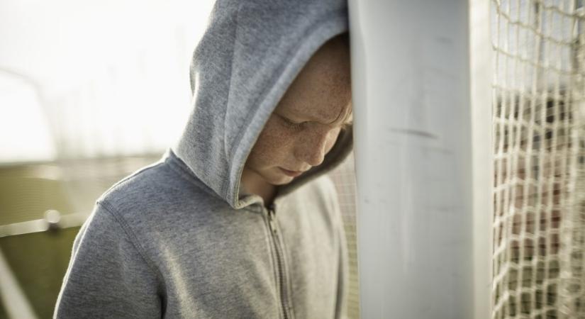 Menősködni akart egy 17 éves fiú, ezért levideóztatta, hogyan rúgja szét egy gyermek fejét