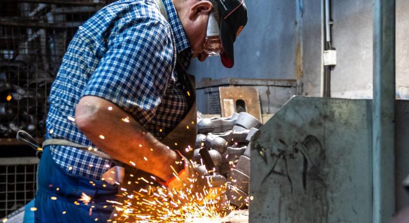 Tavaly januárhoz képest visszaesett az ipari termelés, decemberhez képest nőtt