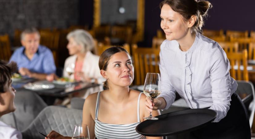 Mit árul el rólad, ha odanyújtod a tányért a felszolgálónak, amikor leszedi az asztalt?