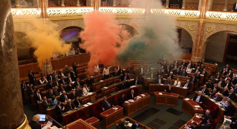 Három évet is kaphatnak a füstgyertyázó ellenzéki képviselők az ellenük folyó eljárásban