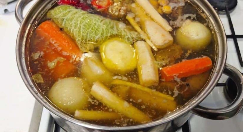 Ezt teszik a szakácsok a húslevesbe főzés közben: ettől lesz kristálytiszta
