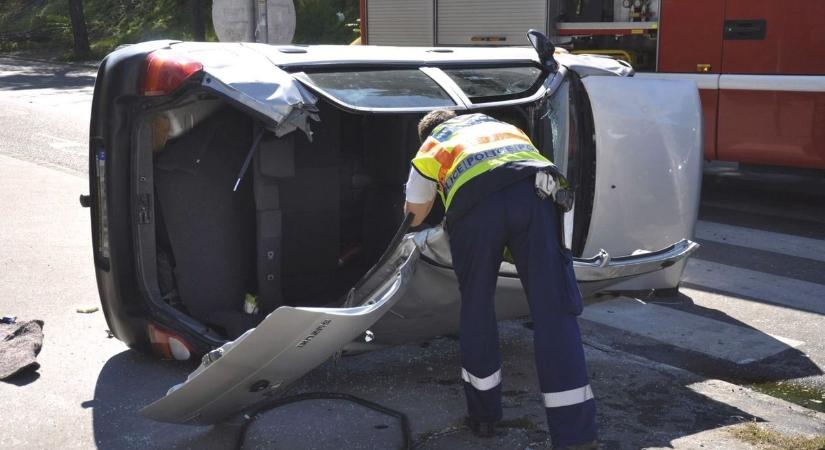 Óriási csattanás: kerítésnek hajtott és felborult egy autó Pécsen