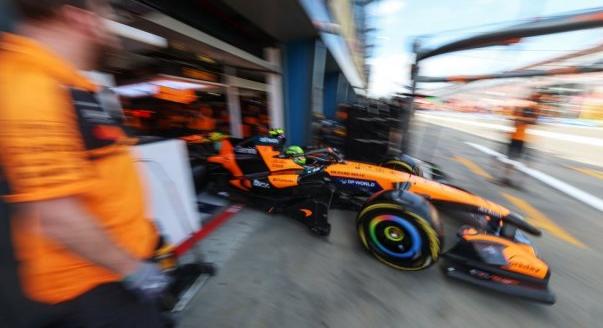 Piastri építkezett, Norris hátrányba került pénteken