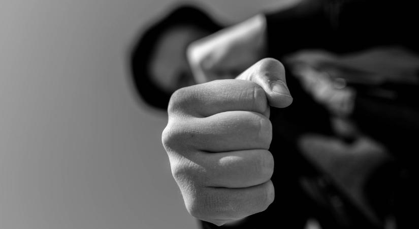 Segíteni akart, mégis megtámadták az utcán Szegeden