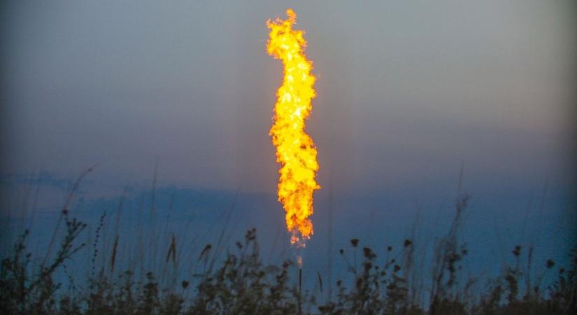 Hatalmas lángcsóvák csapnak fel a vasi város egén