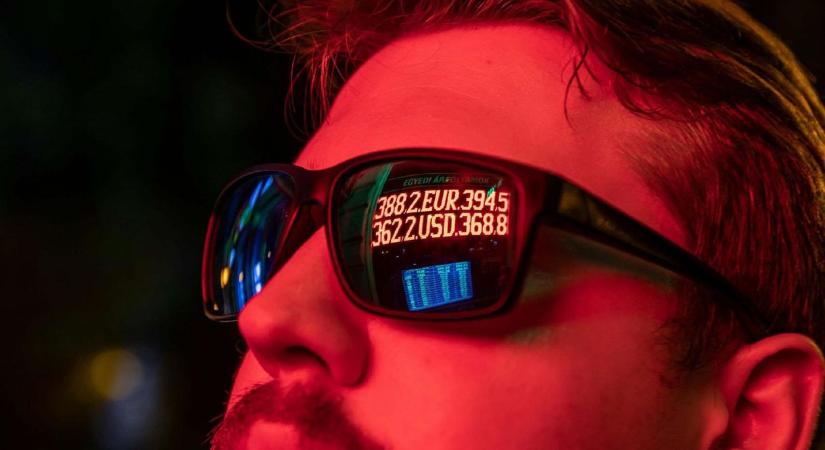 Rég érdekelte annyira a magyarokat az euró és a dollár, mint most