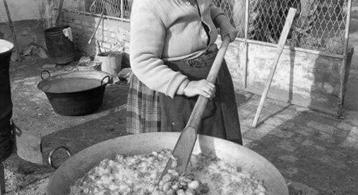 Retro kvíz – Csak a 60 év felettiek fogják tudni, hogy mi történik ezen a régi képen!