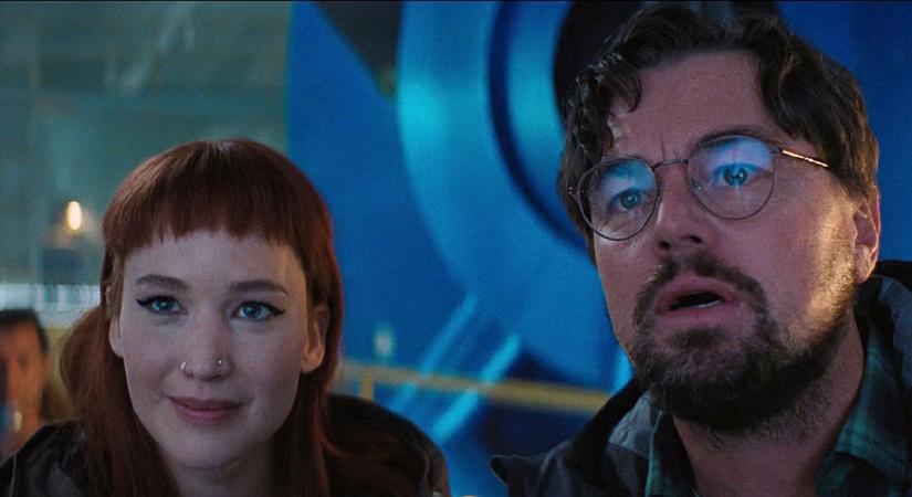 Bajszos, pocakos Leonardo DiCaprióval futott be a Scorsese-horror első fotója