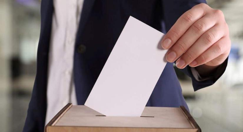 Az oroszok a szavazófülkébe költöztek, a séfet pedig a mentő vitte el