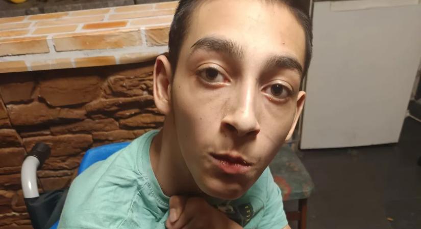 "Már soha nem lesz olyan, mint a többi gyerek" - Gyula intenzív terápiára szorul, hogy önállóan járhasson