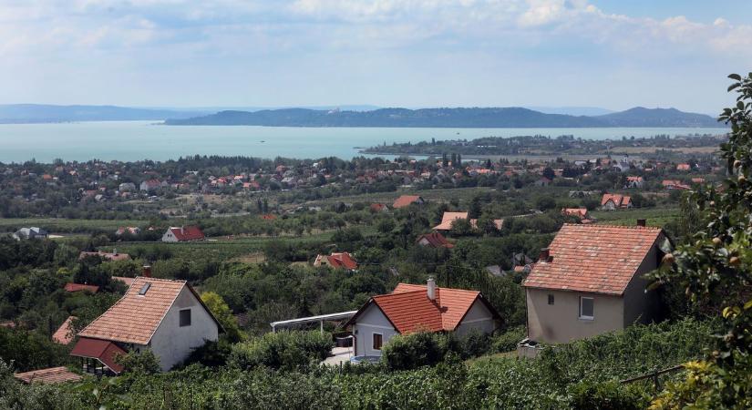 Nem lesz üdülőtelep: kitiltják a luxusnyaralókat ezen a Balaton melletti településen a zártkertekből