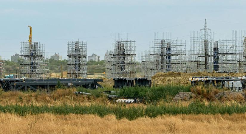 Csomagtartóban utazó munkások, szabálytalan állványbontás – áldatlan állapotok uralkodnak a szegedi BYD-gyár építkezésén