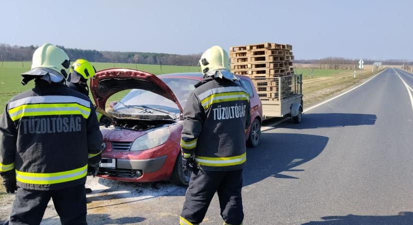 Menet közben gyulladt ki egy autó Hegyhátsálnál - fotó